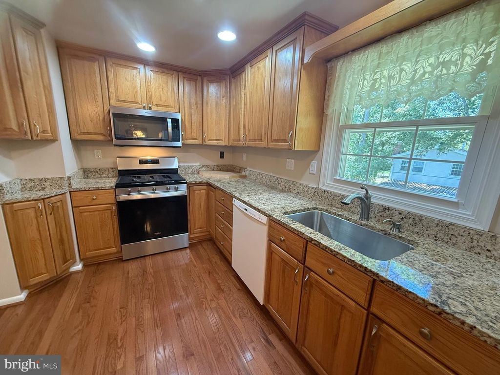 Image 4 of property listing at 4007 BREWSTER LN, Waldorf, MD 20601