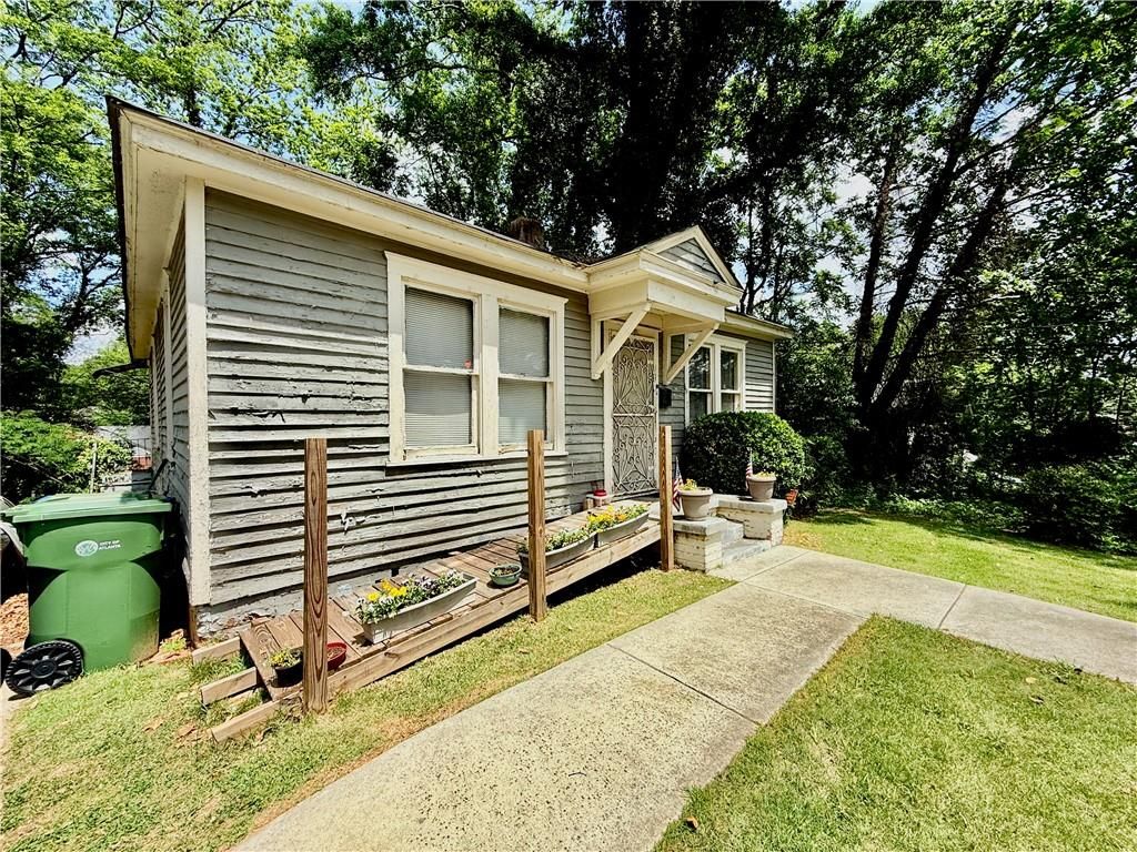 Image 3 of property listing at 1121 Hunter NW Place, Atlanta, GA 30314