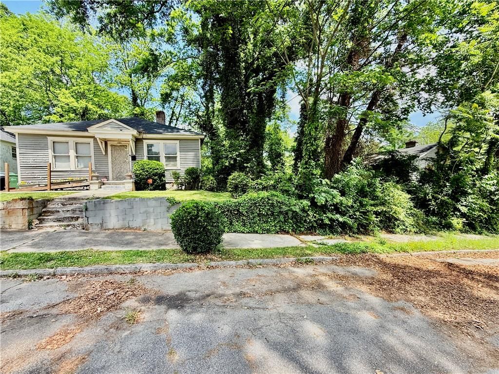 Image 5 of property listing at 1121 Hunter NW Place, Atlanta, GA 30314