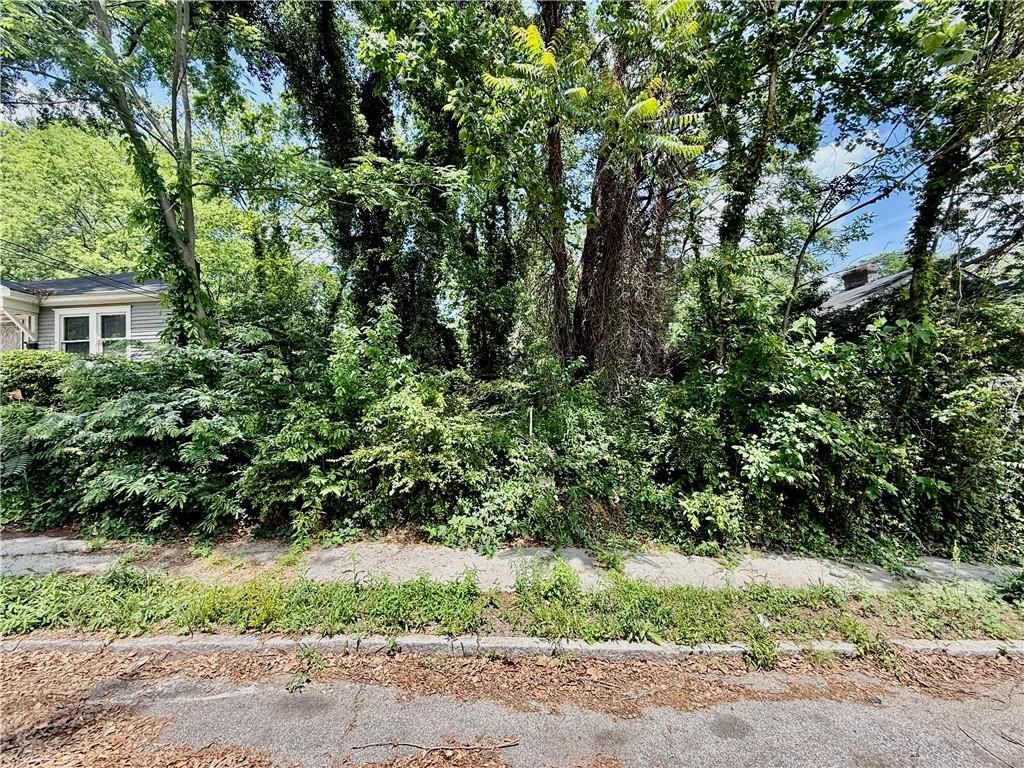 Image 6 of property listing at 1121 Hunter NW Place, Atlanta, GA 30314