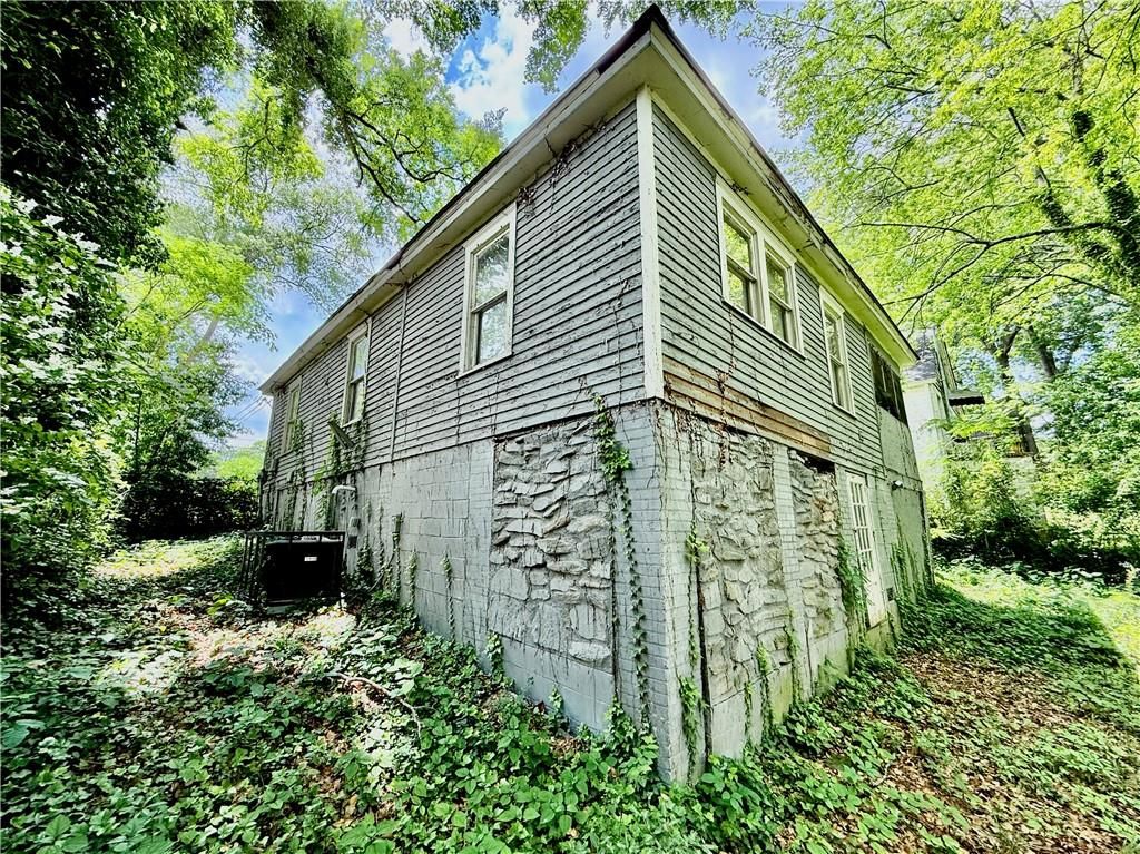 Image 9 of property listing at 1121 Hunter NW Place, Atlanta, GA 30314