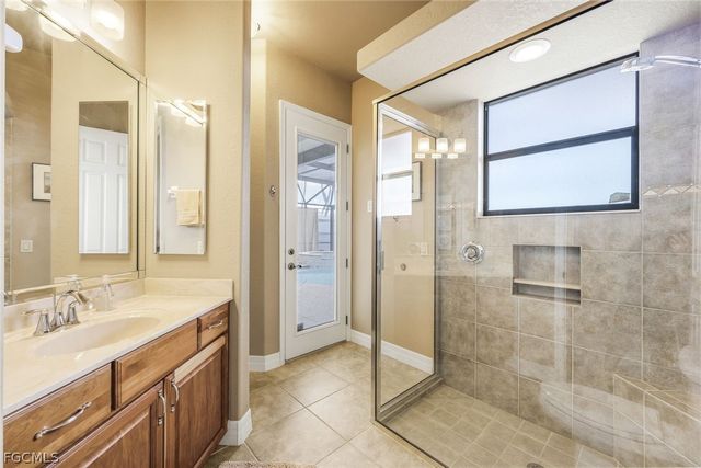 1028 Dolphin DR, Cape Coral, FL 33904