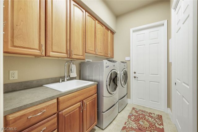 1028 Dolphin DR, Cape Coral, FL 33904