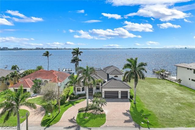 1028 Dolphin DR, Cape Coral, FL 33904