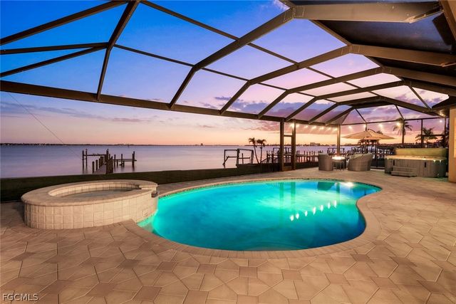 1028 Dolphin DR, Cape Coral, FL 33904