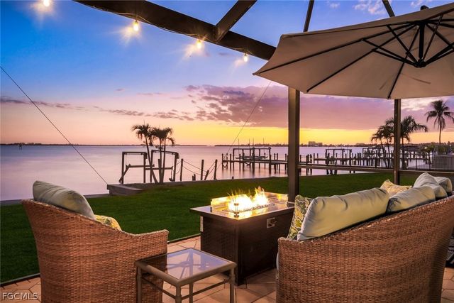 1028 Dolphin DR, Cape Coral, FL 33904