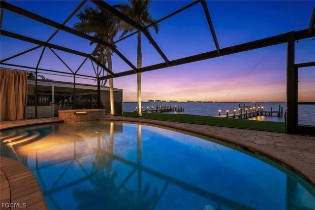 1028 Dolphin DR, Cape Coral, FL 33904