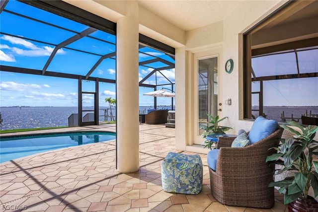 1028 Dolphin DR, Cape Coral, FL 33904