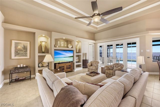 1028 Dolphin DR, Cape Coral, FL 33904