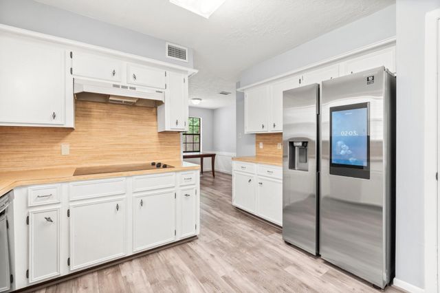 29 W Torch Pine Circle W, The Woodlands, TX 77381