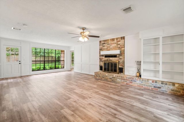 29 W Torch Pine Circle W, The Woodlands, TX 77381