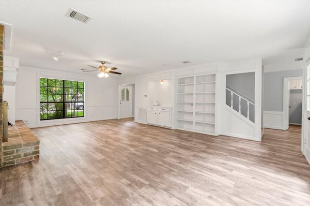 29 W Torch Pine Circle W, The Woodlands, TX 77381