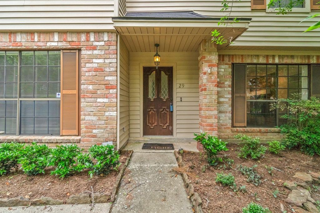 29 W Torch Pine Circle W, The Woodlands, TX 77381
