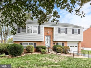 7 E WOODLAND DRIVE, Mechanicsburg, PA 17055