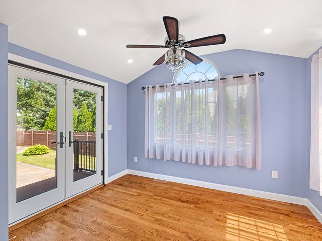 7 Fabens St, Saugus, MA 01906