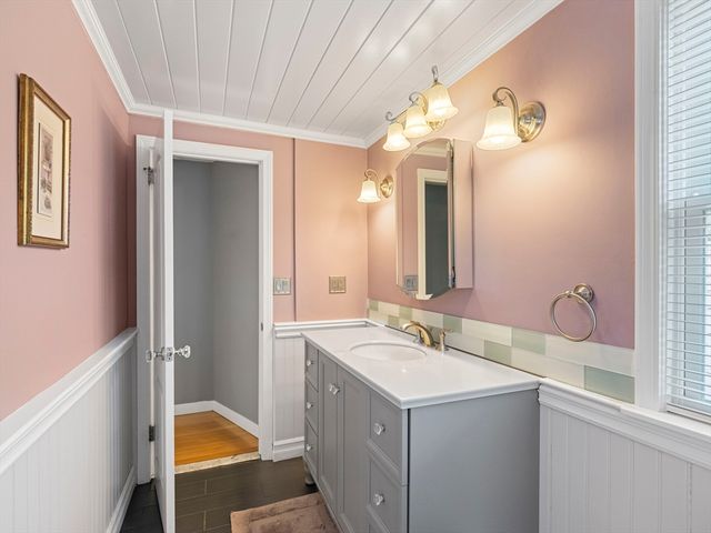 7 Fabens St, Saugus, MA 01906
