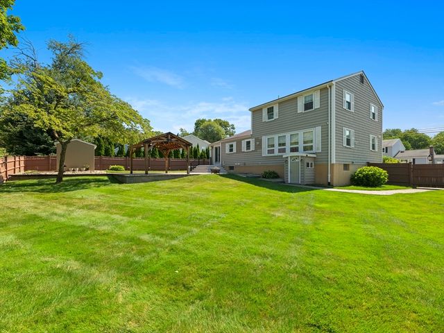 7 Fabens St, Saugus, MA 01906