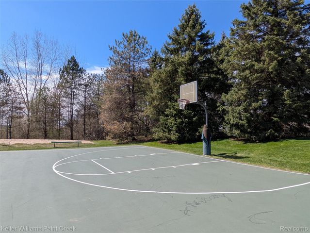 4179 Wincrest Lane, Oakland Charter Township, MI 48306