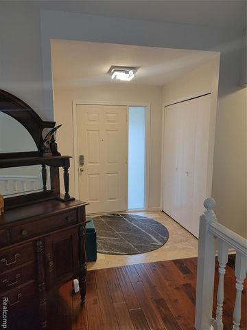 201 Sandalwood Drive, Rochester Hills, MI 48307