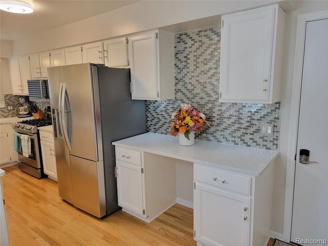 201 Sandalwood Drive, Rochester Hills, MI 48307