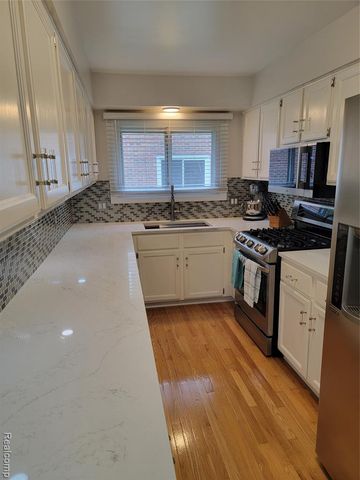 201 Sandalwood Drive, Rochester Hills, MI 48307