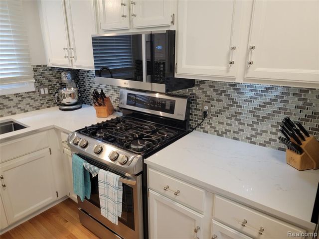 201 Sandalwood Drive, Rochester Hills, MI 48307