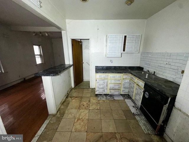 300 LINDEN AVE, Oaklyn, NJ 08107