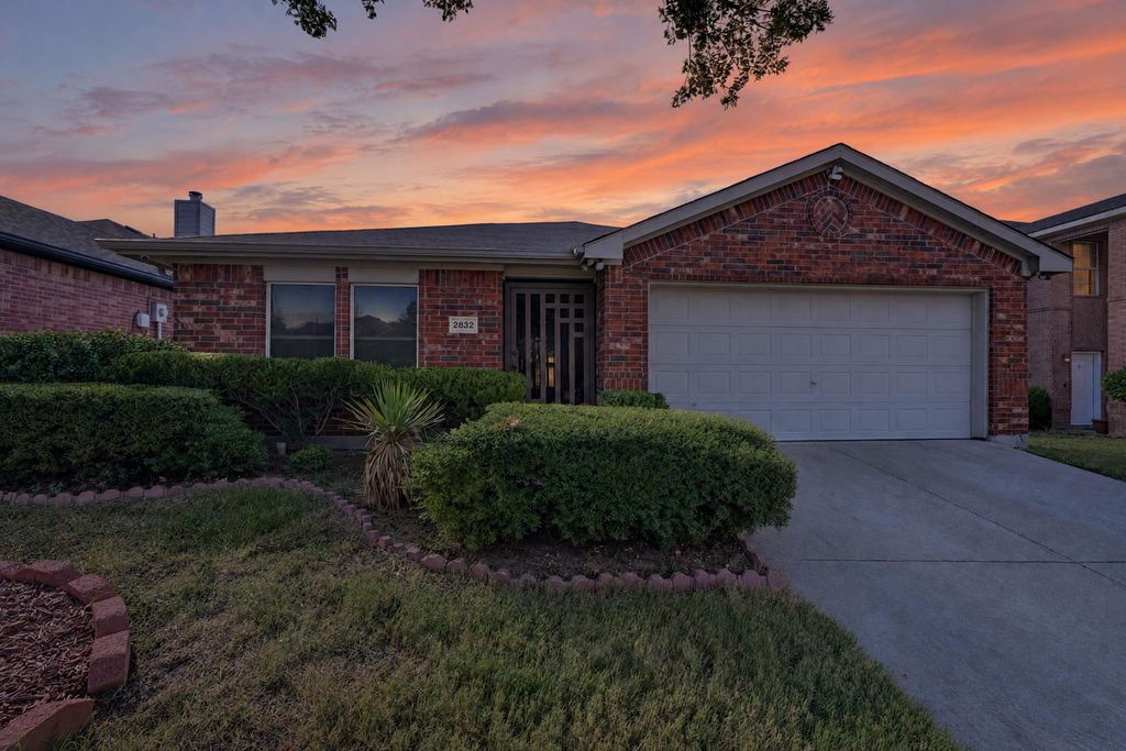 2832 Trailhouse Drive, Dallas, TX 75237 — exterior