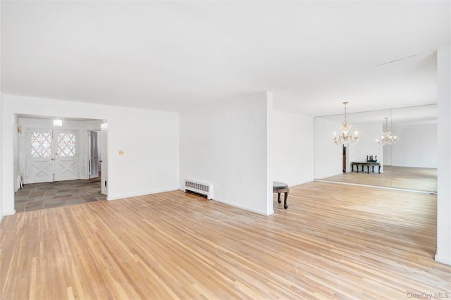 5 Chatham Place, Dix Hills, NY 11746