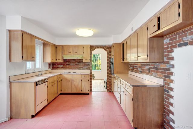 5 Chatham Place, Dix Hills, NY 11746