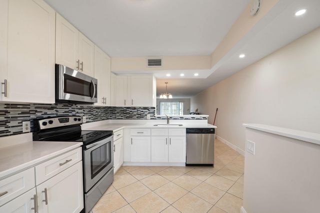 1090 Guildford E 1090, Boca Raton, FL 33434