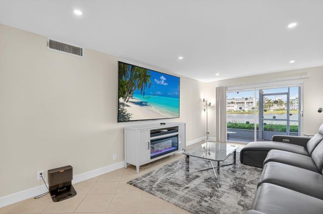 1090 Guildford E 1090, Boca Raton, FL 33434