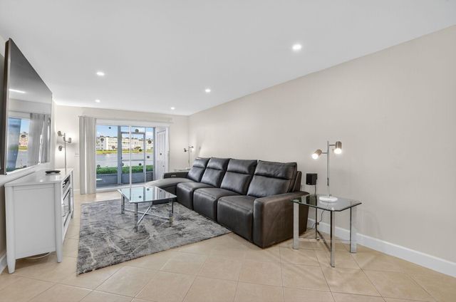 1090 Guildford E 1090, Boca Raton, FL 33434