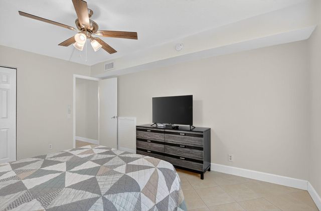 1090 Guildford E 1090, Boca Raton, FL 33434