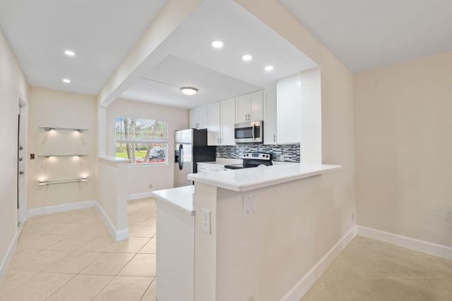 1090 Guildford E 1090, Boca Raton, FL 33434