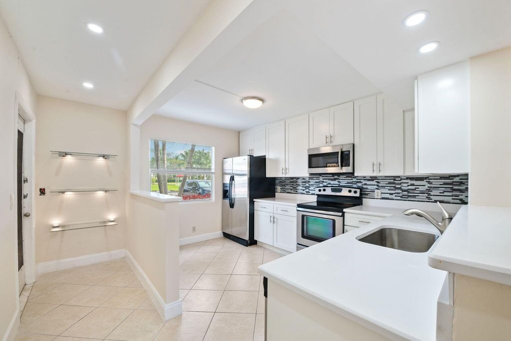 1090 Guildford E 1090, Boca Raton, FL 33434