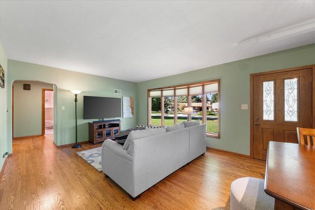 5210 S Froemming DRIVE, Hales Corners, WI 53130