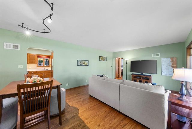 5210 S Froemming DRIVE, Hales Corners, WI 53130