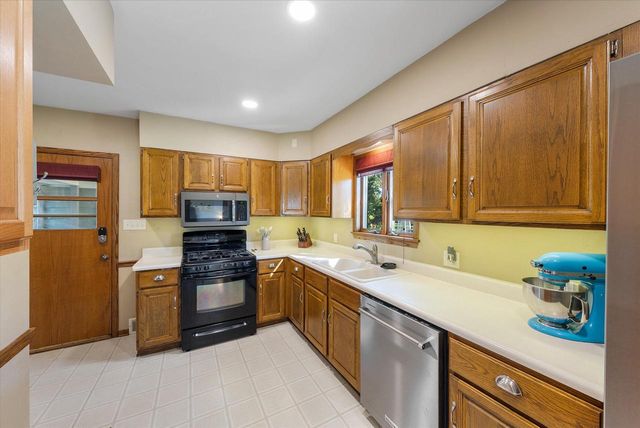 5210 S Froemming DRIVE, Hales Corners, WI 53130