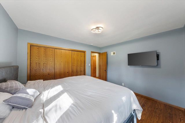 5210 S Froemming DRIVE, Hales Corners, WI 53130