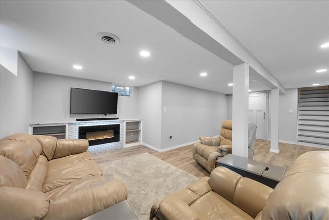 5210 S Froemming DRIVE, Hales Corners, WI 53130