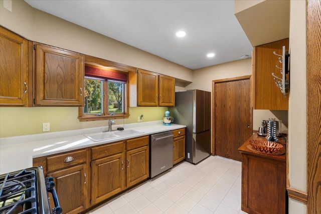 5210 S Froemming DRIVE, Hales Corners, WI 53130