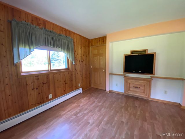 5755 Co Rd 550 Highway, Marquette, MI 49855