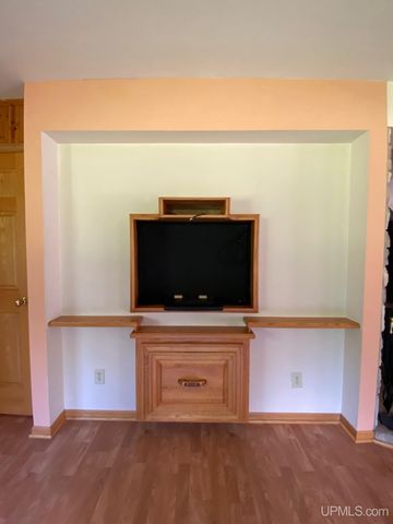 5755 Co Rd 550 Highway, Marquette, MI 49855