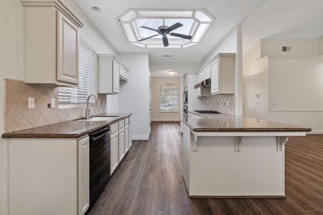 5245 W Oriole Avenue, Visalia, CA 93291