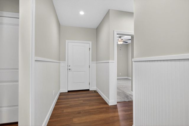 5653 E Creekside Lane, Bettendorf, IA 52722