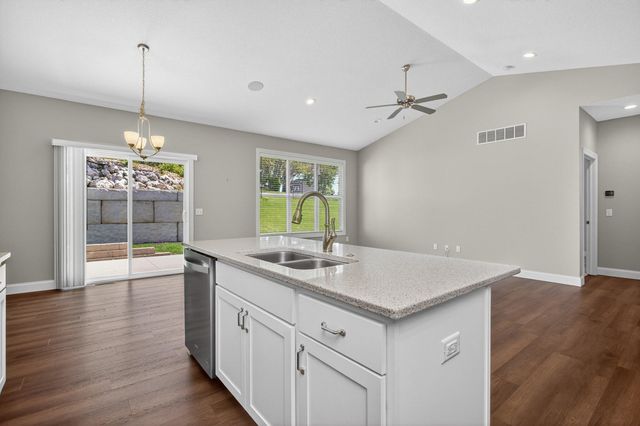5653 E Creekside Lane, Bettendorf, IA 52722