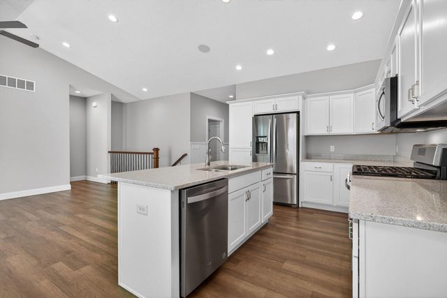 5653 E Creekside Lane, Bettendorf, IA 52722