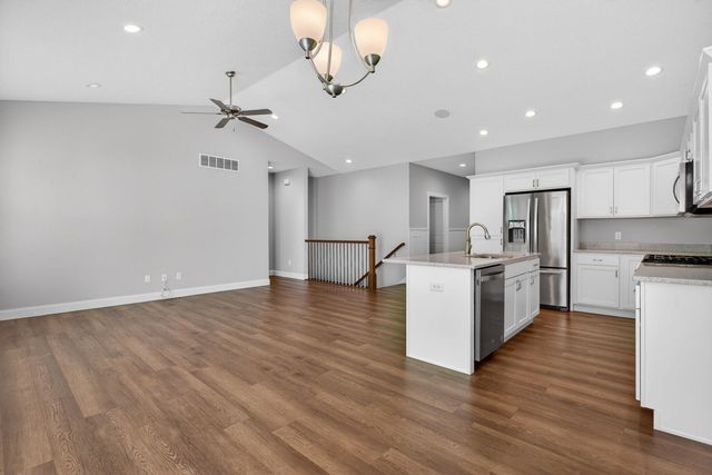 5653 E Creekside Lane, Bettendorf, IA 52722
