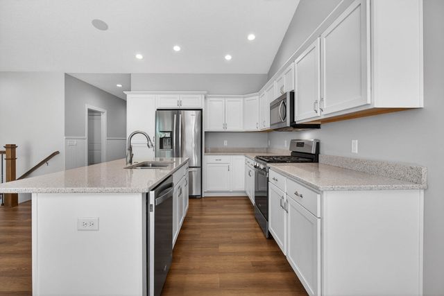 5653 E Creekside Lane, Bettendorf, IA 52722